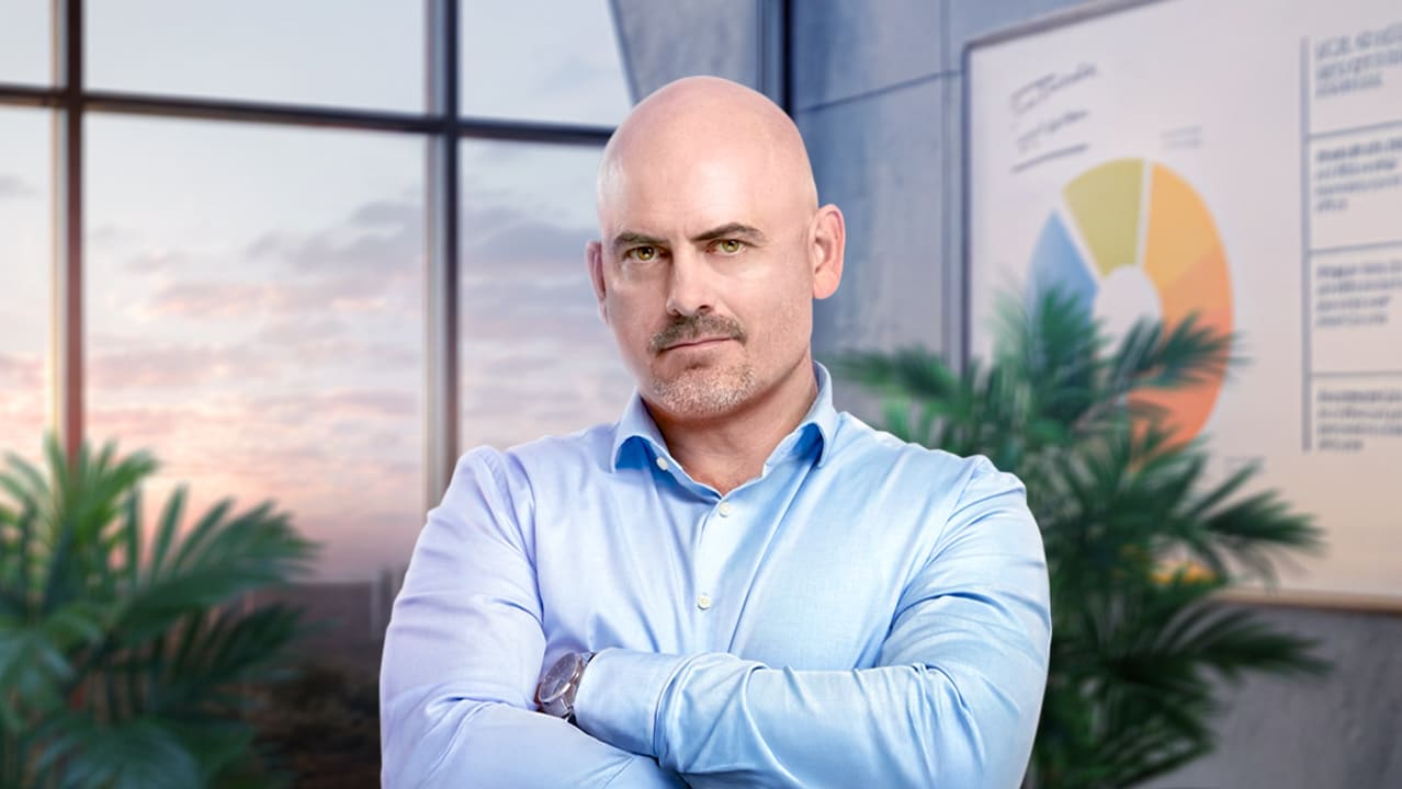 Retrato de un hombre con traje en un entorno de oficina