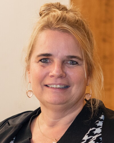 Angelique Boulonois, Socia directora