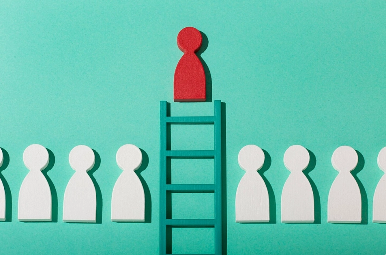 El l&iacute;der est&aacute; entre los dem&aacute;s